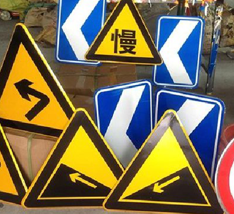 内乡标识标牌中颜色的确定是很重要的。